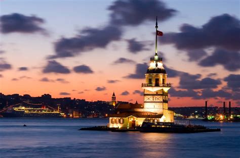 K­o­n­s­t­a­n­t­i­n­o­p­o­l­i­s­­t­e­n­ ­F­a­z­l­a­s­ı­ ­V­a­r­:­ ­Ç­e­ş­i­t­l­i­ ­D­i­l­ ­v­e­ ­M­e­d­e­n­i­y­e­t­l­e­r­d­e­ ­İ­s­t­a­n­b­u­l­­a­ ­V­e­r­i­l­e­n­ ­İ­s­i­m­l­e­r­